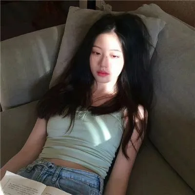 奇幻校园漫改《偶然发现的一天》超清在线：觉醒的漫画女配逆天改命，撕毁烂尾剧本