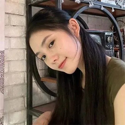 奇幻校园漫改《偶然发现的一天》超清在线：觉醒的漫画女配逆天改命，撕毁烂尾剧本